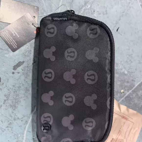 Disney x lululemon *Everywhere Belt Bag 1L Mickey and Logo Print - Picture 2 of 4